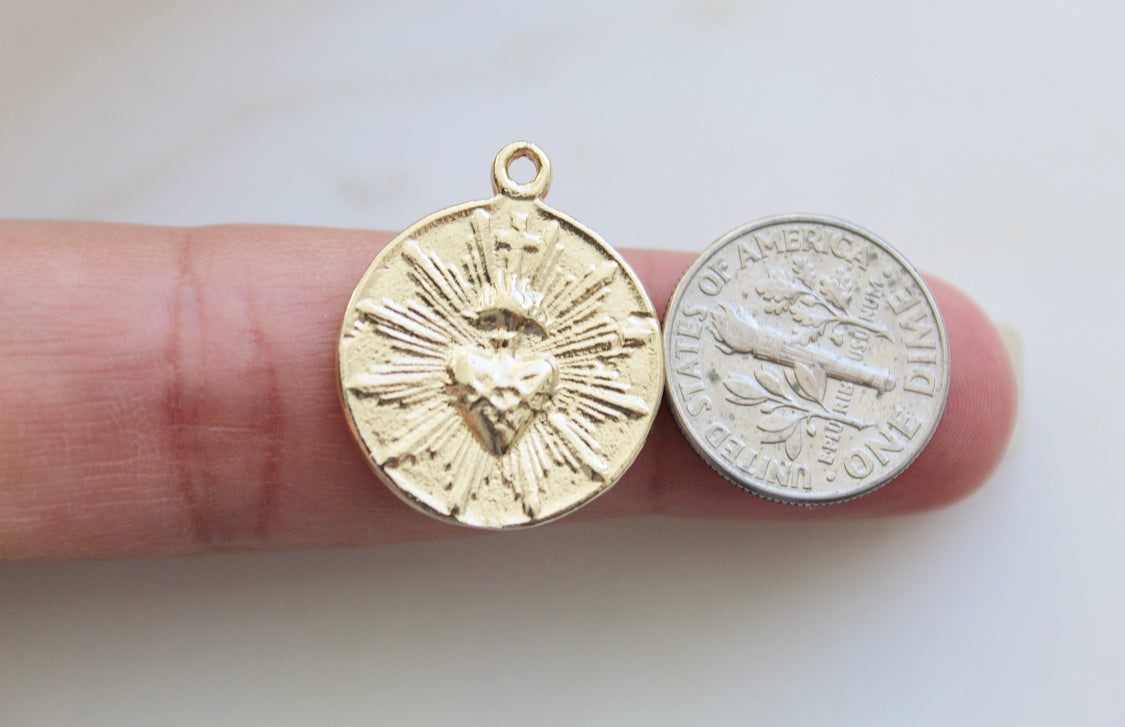 The Little Sacred Heart® minimalist version in 14k Gold